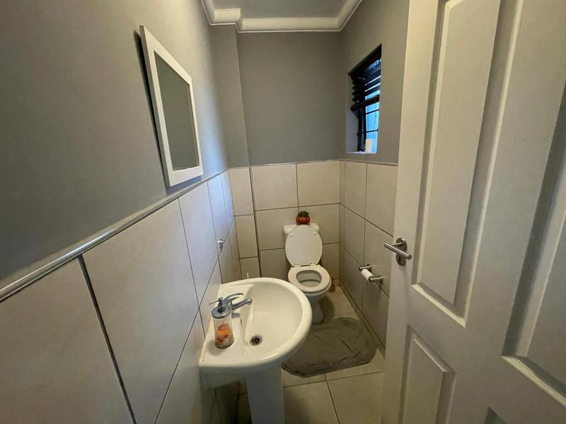 2 Bedroom Property for Sale in Kannoniers Park North West
